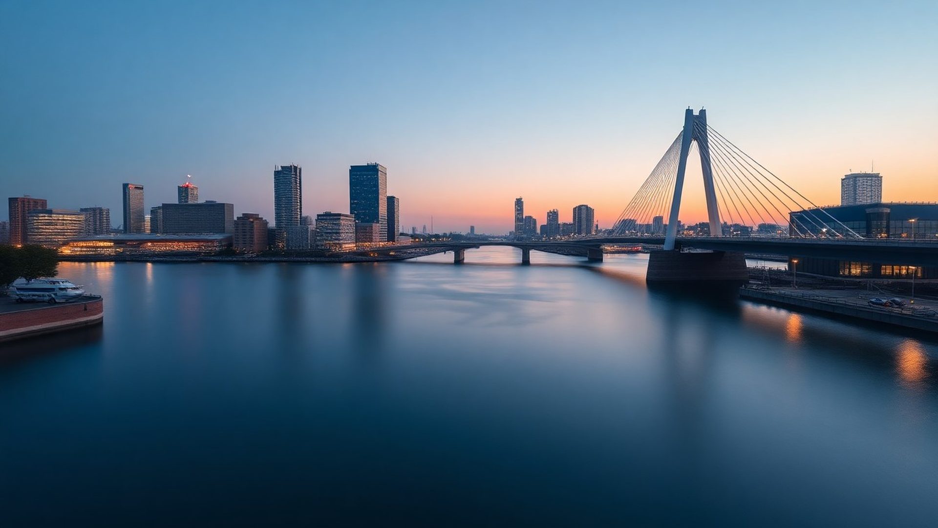 Rotterdamse skyline bij schemer met de Erasmusbrug in azuurblauwe tinten